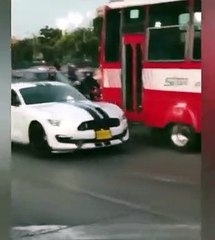 Un conducteur impatient a la mauvaise idée de vouloir gratter dans les bouchons !