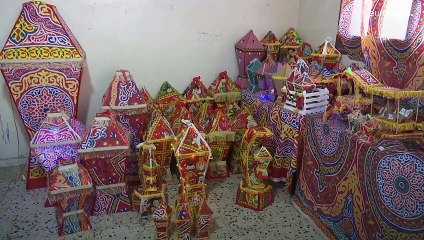 شاهد: أم فلسطينية تدعم عائلتها من خلال صنع وبيع الفوانيس في قطاع غزة