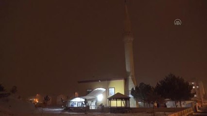 Hayırsever müezzin camisine gelen öğrencilere döner ikram etti