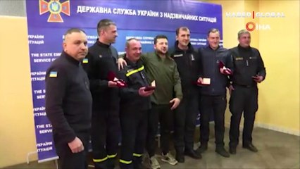 Ukrayna Devlet Başkanı Zelenski, Acil Durumlar Servisi personeline madalya taktı