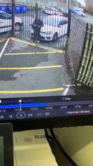 Il oublie le frein à main mais réussit à éviter le pire