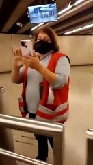 Denuncian a guardia por discriminar a estudiante por su aspecto físico en Metro de Santiago