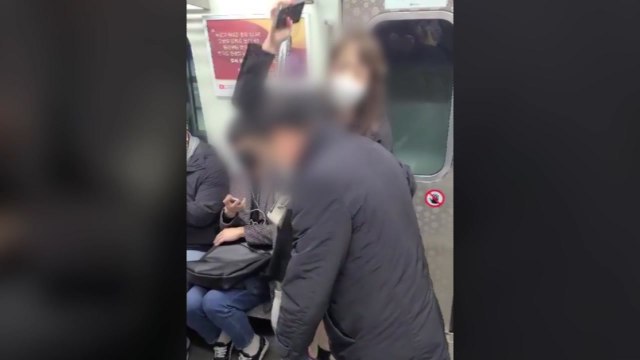 침 뱉었다 시비...휴대전화로 승객 폭행한 20대 입건 / YTN
