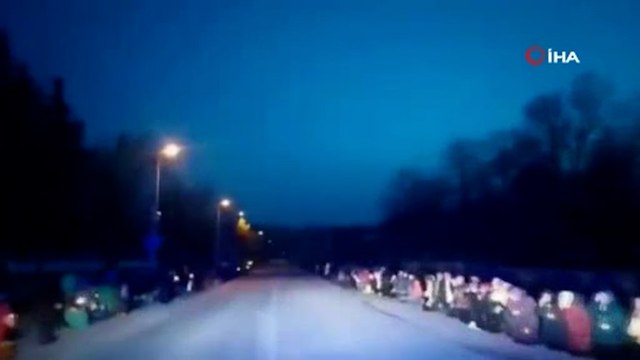 Ukraynalılar, Rus saldırısında ölen askeri diz çökerek son yolculuğuna uğurladı