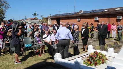 ILLAWARRA MERCURY: Gary Tozer and Pam Chie at the William Beach Memorial unveiling. Video: Greg Elli
