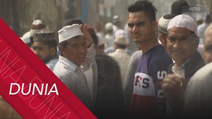 Umat Islam menunaikan solat Jumaat pasca keganasan