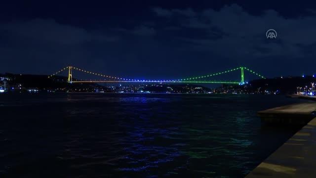 FSM Köprüsü İrlanda Milli Günü için ışıklandırıldı