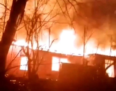 Sarıyer'de tek katlı gecekondu alev alev yandı