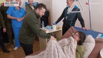 Krankenhausbesuch und Medaillen: Videos zeigen Präsident Selenskyj in Aktion