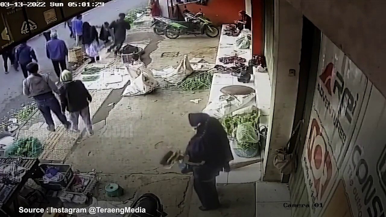 DUEL PEDAGANG TOGE LAWAN PREMAN DI GARUT TEREKAM CCTV