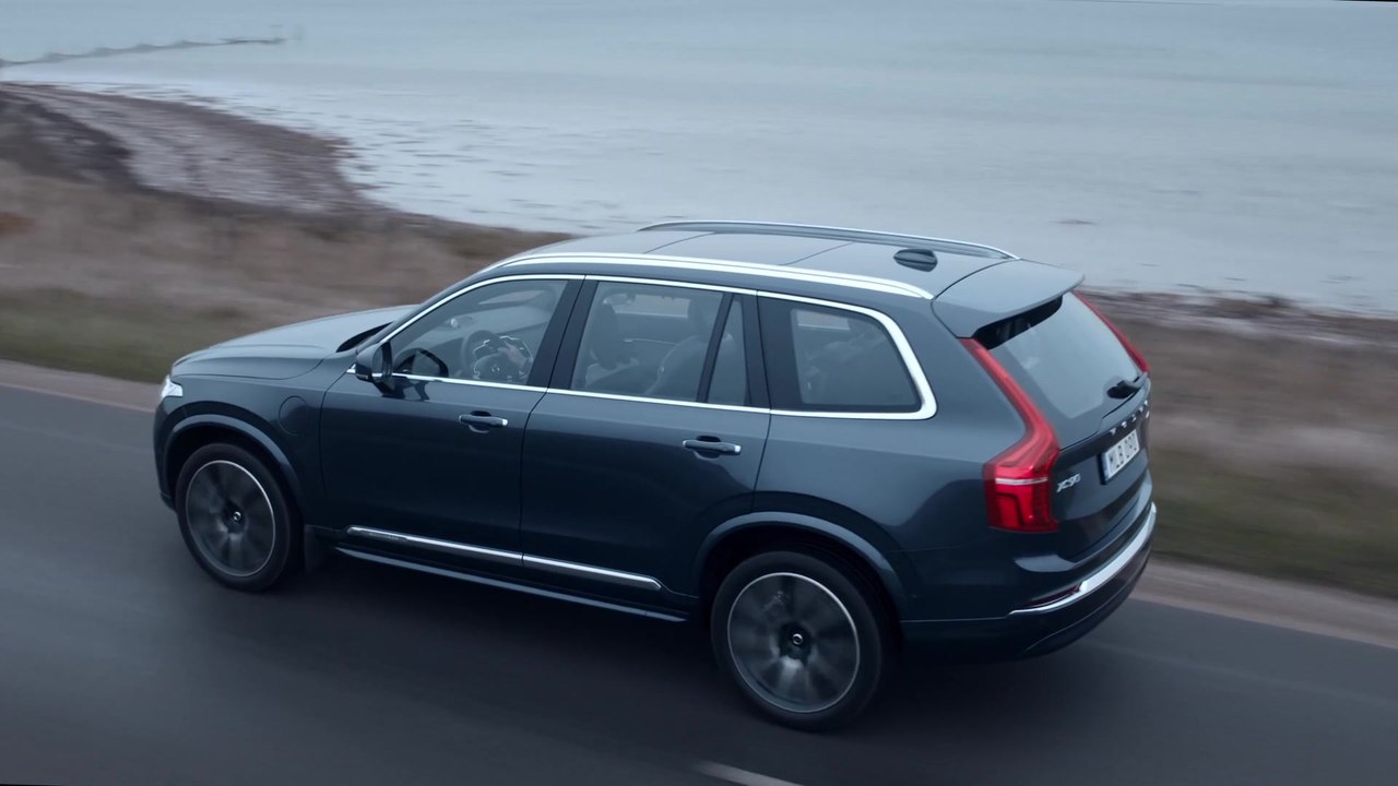 2023 Volvo XC90 Recharge T8 AWD Driving Video in Denim Blue