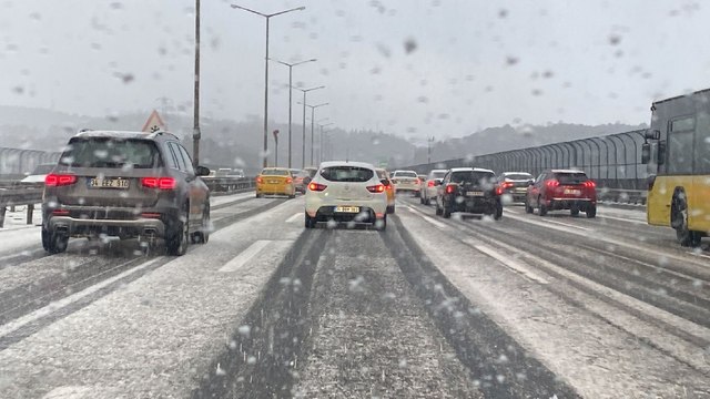İstanbullular güne kar yağışı ile uyandı