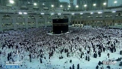 جموع غفيرة من المعتمرين يؤدون المناسك في جو روحاني