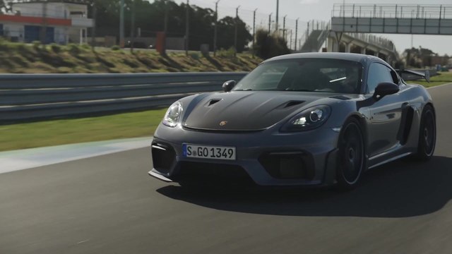 The new Porsche 718 Cayman GT4 RS in Arctic Grey Driving Video