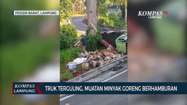 Truk Terguling, Ribuan Botol Minyak Goreng Berhamburan