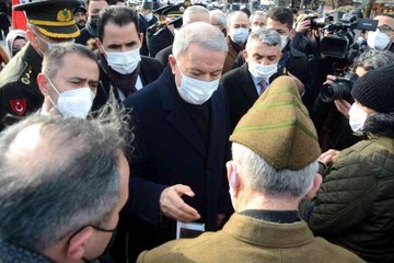 Son dakika haberi: Bakan Akar, "Çanakkale Geçilmez" yazılı altın madalyanın "toka edildiği" Türk Bayrağını törenle göndere çekti