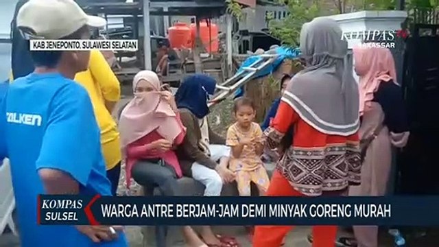 Warga Antre Berjam-Jam Demi Minyak Goreng Murah