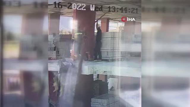 Dikkatiz işçi, inşaatın ikinci katından bastığı kalasla birlikte aşağı böyle düştü