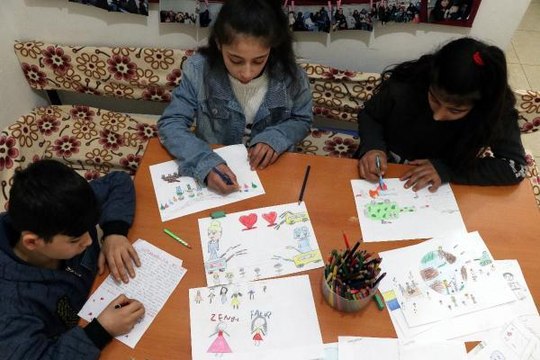 SAVAŞ MAĞDURU SURİYELİ ÇOCUKLARDAN UKRAYNALI AKRANLARINA MEKTUP VE RESİMLE DESTEK