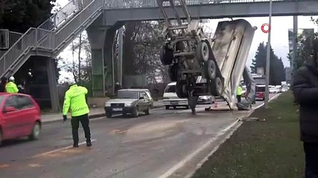Damperi açılan kamyon üst geçit ve banka aracına çarptı