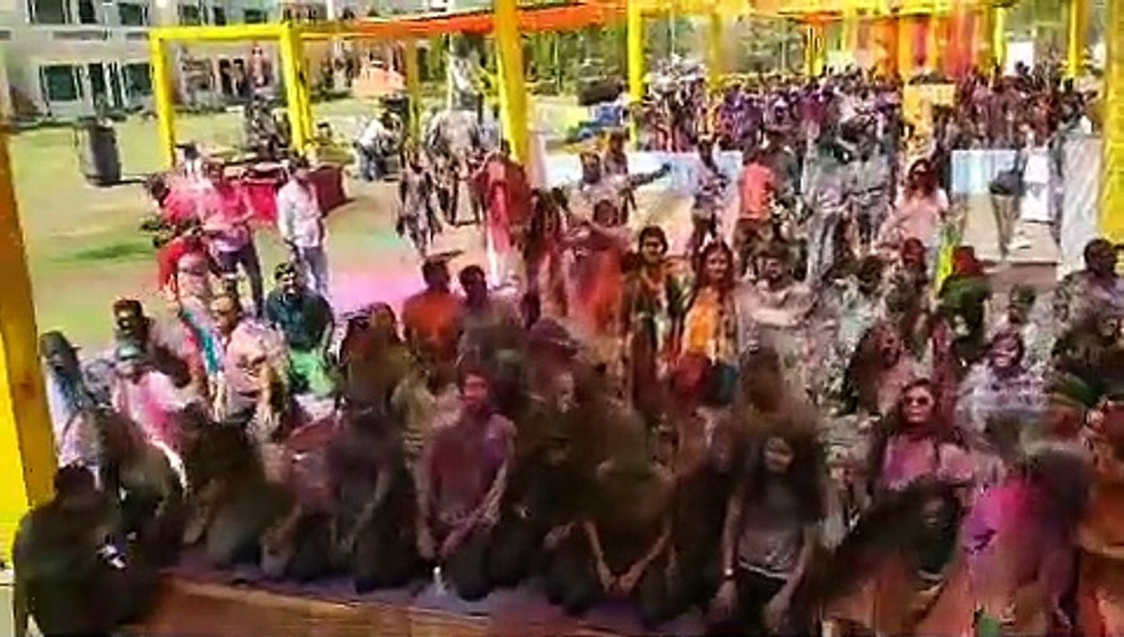 holi pics : डीजे, कड़ाव और गली में टोलियां... जानिये इस शहर में होली की मस्ती