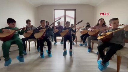 ÇANAKKALE TÜRKÜSÜNÜ BAĞLAMA ÇALARAK SÖYLEDİLER