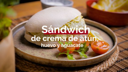 Sandwich de crema de atún, huevo y aguacate