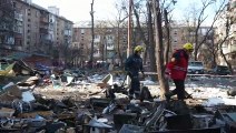 انهيار مجمع سكني في كييف بعدما كان تعرض للقصف