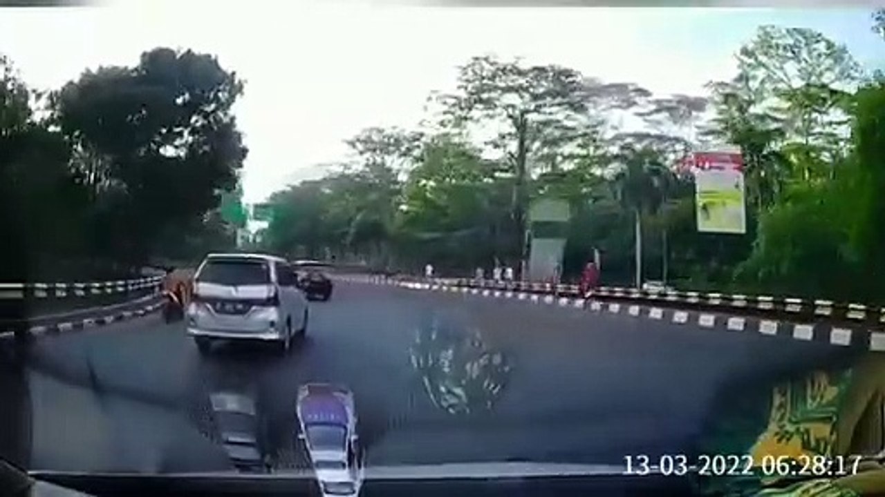 Terekam Media Kamera, Dashcam Kamera Mobil di Jalan Eps.0590