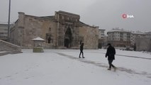 Sivas'ta Mart ayında etkili olan soğuk hava ve yoğun kar yağışı hız kesmeden devam ediyor