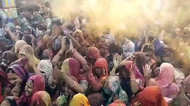Video : भगवान को रंग, गुलाल, केसर, अबीर और फूलों से खेलाई होली