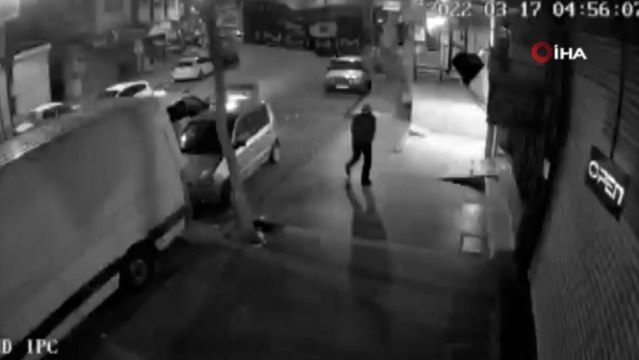 Ticari taksi ile gelip bir dakikada klima çaldılar...Hırsızlık anları kamerada