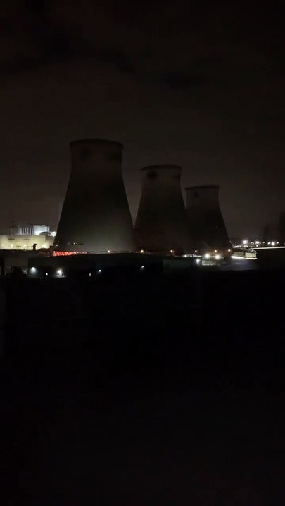 Ferrybridge cooling towers are demolished