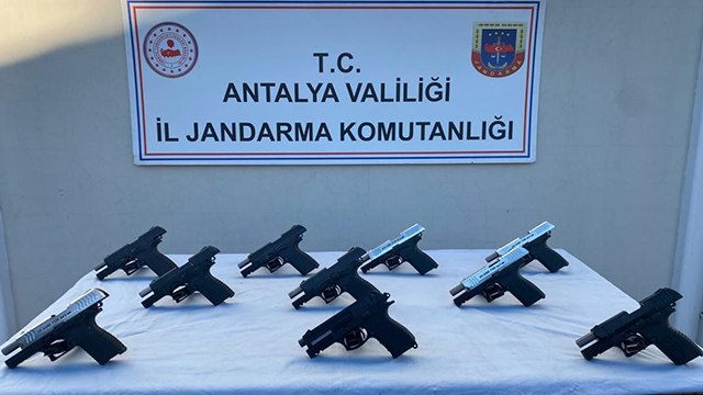 Silah kaçakçısının evinden çok sayıda silah ve mühimmat çıktı