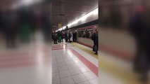 Ankara metrosunda 18 Mart Zaferi anısına Çanakkale türküsü çalınıyor