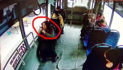 MOTOSİKLETLE TAKİP ETTİĞİ OTOBÜSE GİRİP, KADININ KONUŞTUĞU TELEFONU ÇALDI