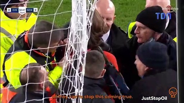 Un manifestant s'est attaché à un poteau lors de Everton-Newcastle