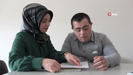 Okuma yazma öğrenen down sendromlu Mustafa'ya davullu klarnetli kutlama