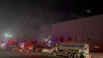 Arnavutköy'de zincir marketin deposunda yangın çıktı (2)