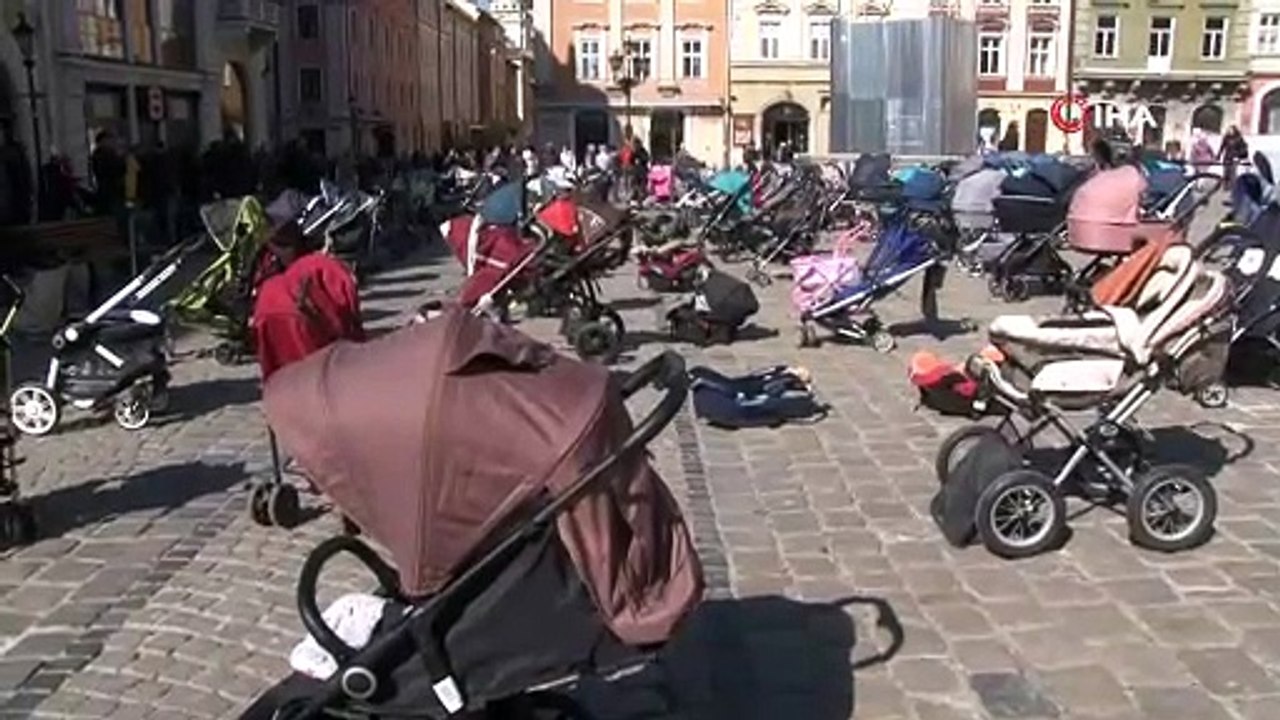Ukrayna'da ölen çocuklar için Lviv'de meydana 1...