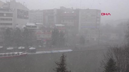 10 DAKİKALIK KAR YAĞIŞI, ESKİŞEHİR'İ BEYAZA BÜRÜDÜ