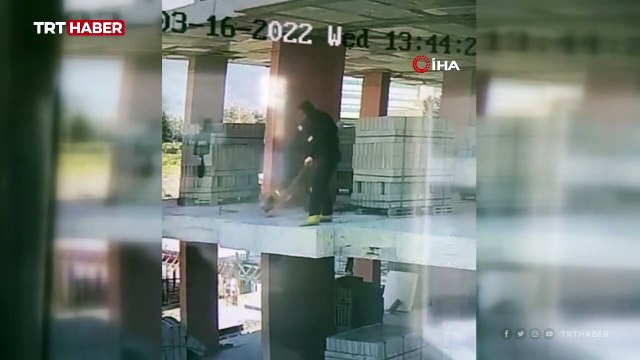 Dikkatsiz işçi, bastığı malzemeyle birlikte ikinci kattan düştü