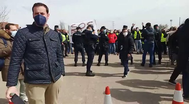 Abucheos a la ministra de Transportes hoy a su llegada a Valladolid por transportistas en huelga
