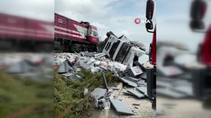 Hemzemin geçitte feci kaza! Onlarca metre sürüklendi… Sürücü atlayarak kurtuldu