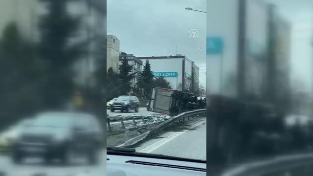 Şile Otoyolu'nda devrilen kamyonetin sürücüsü yaralandı