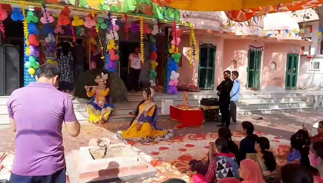holi;रंगोत्सव का उल्लास: कोरोना से उबरे तो खूब उड़ा गुलाल' भजनों पर नाचते श्रद्धालु