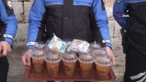 Polisler, Çanakkale Savaşı anısına Üsküdar'da vatandaşa hoşaf ve ekmek dağıttı