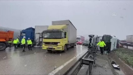 İki ayrı tır aynı yerde kaza yaptı