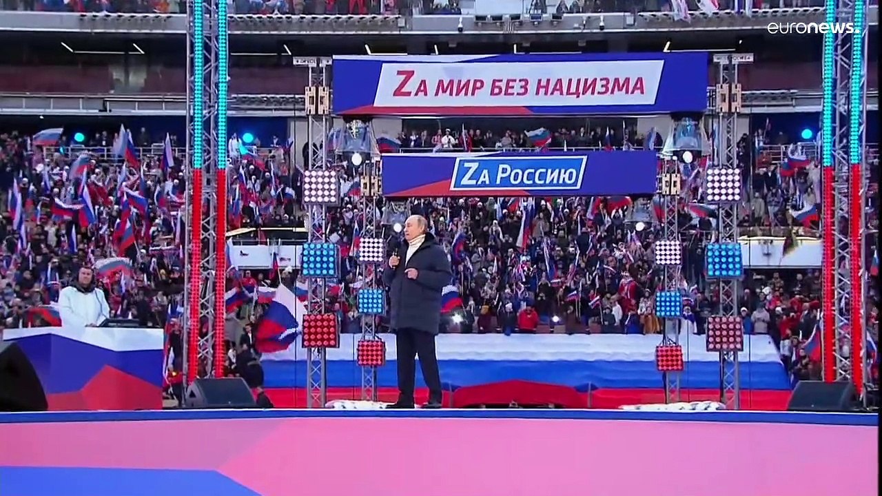 VIDEO: 'Halbe Welt gegen uns' - Putin-Show vor 200.000 Zuschauern, Rede unterbrochen