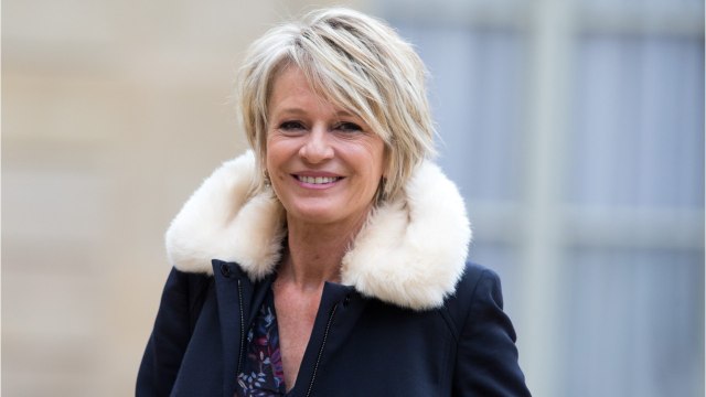 VOICI : Sophie Davant pose en mini-jupe : violemment critiquée pour ce look, elle réplique